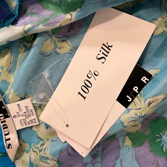 STUDIO JPR VINTAGE NWT DEAD STOCK SILK SHORT SET IN BLUE FLORAL PRINT- Small - Picture 5 of 6